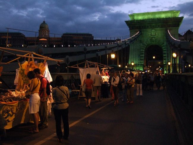 　週末なので、くさり橋は歩行者天国になっており、露店が並んでいます。<br />　ごった返すくさり橋を半分ほど渡ったところで、まずくさり橋のランプが灯され、２、３分後に王宮や国会議事堂のライトアップが始まりました。だいたい８時半が目安のようです。