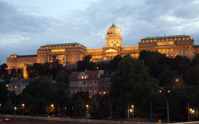 　ライトアップされた王宮。