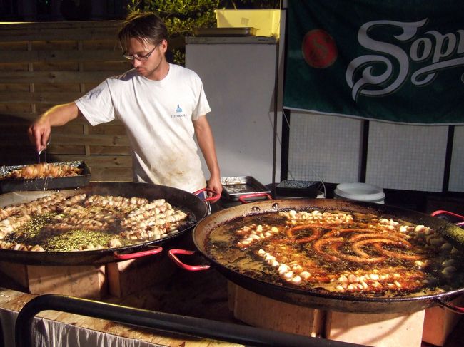 　西側（ブダ側）の橋のたもとでは、巨大なフライパンが４つ並び、ソーセージやら肉やらタマネギやらが香ばしい匂いをあげていました。どうも、シシィ・レストランが物足りなかったので、食い物ばかりに目がいっていたらしいです。