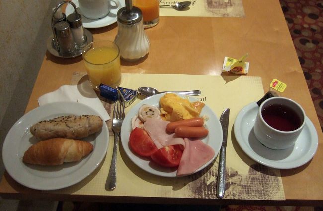 ■８月５日(土)■<br /><br />　いよいよ今日でハンガリーともお別れです。<br /><br />　ホテル・メルキュール・ブダは地階に広いダイニングルームがあり、いかにもツアー客向け。料理もそんな感じです。ただ、パンは種類が豊富でけっこう美味しかったです。<br /><br />　ホテルでタクシーを呼んでもらいました。料金は6,500Ftとのこと。このホテルはスタッフの対応がすごくよかったです。<br />　タクシーは飛ばしに飛ばし、25分で空港に到着。