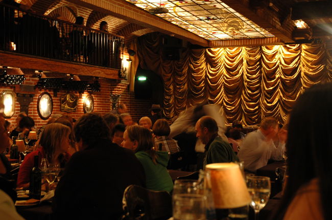 夜はホテルで予約した、ラ・ベンタナでのタンゴ・ショー。<br />食事なしの2ドリンクで190ペソ。（1ペソ≒27円）<br />午後8時にホテルでピック・アップ。<br />前の方は食事付きの観客、ドリンクのみは後ろの方の席でした。<br />