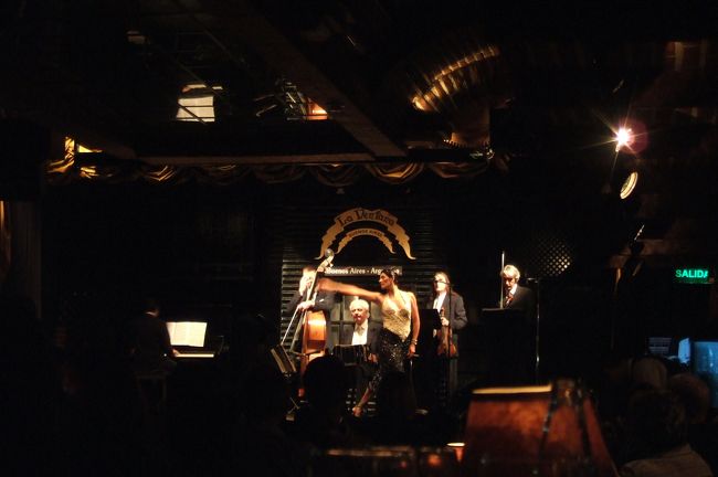 女性ダンサーは一際魅力的。