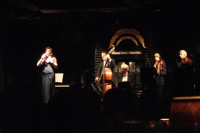 ダンスの場面は動きが早くてうまく撮れませんでしたので、このような歌の場面の写真ばかりになってます・・・。