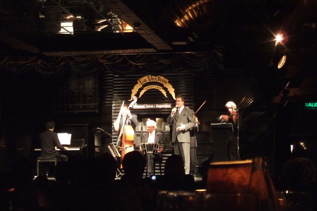 ほとんど皆さんモノトーンの衣装でした。