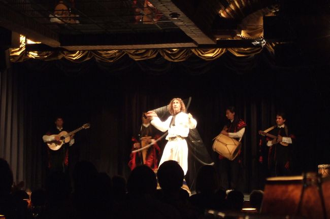 先に小さな玉がついた紐二本を高速で回転させ、床をたたく音でリズムを取ります。