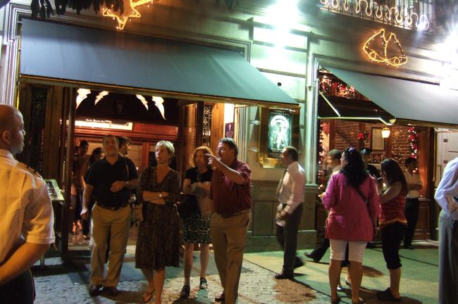 皆さん満足気にお店を出てきます。<br />私も出口で手売りのＤＶＤをお土産に買ってしまいました。