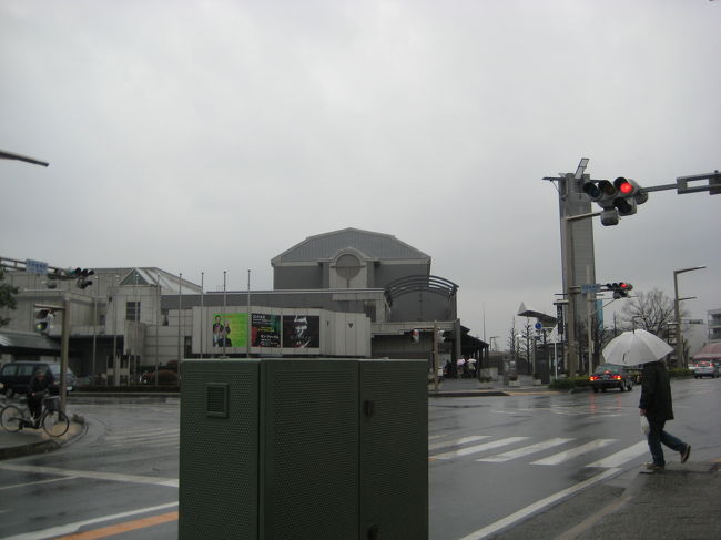 駅から歩いて目的地に向かいます。<br />