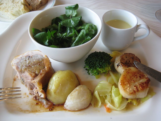 劇場プレートを注文。<br />ホタテが甘くて美味しい♪<br />パンも３種ついていて、<br />なかなかボリュームがあります☆