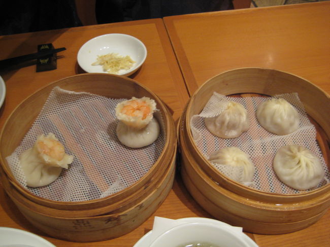 小龍包ももちろん注文。<br />熱々を破れないようにレンゲに取り、<br />生姜を乗せて醤油をかけてパクリ♪♪<br />う〜ん、美味しい〜☆☆☆