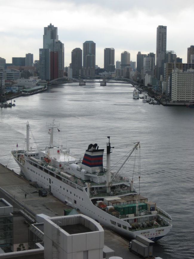 部屋から小笠原丸が見えます。<br />あれに乗れば小笠原まで行けるのかな〜？？<br />いつか行ってみたいです。<br /><br />９時まで部屋でのんびりした後、<br />チェックアウトを済ませ出かけます。