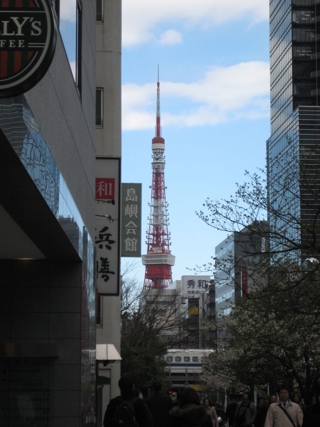 地下鉄の駅まで歩く途中で見えた東京タワー。<br /><br />昨夜は赤と白のライトアップがされていました。<br />どうも侍JAPANの記念ライトアップだったみたい。<br />写真撮ってなくて残念(´Д`)