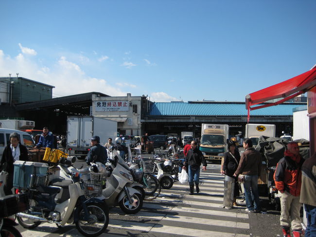 最初は築地から。<br />１度来てみたかったんです☆<br /><br />しかしすごい数の観光客！！<br />場内はかなりの混雑で、なんだか歩くのが怖い。。。<br />すぐに場外へ移動しちゃいました。