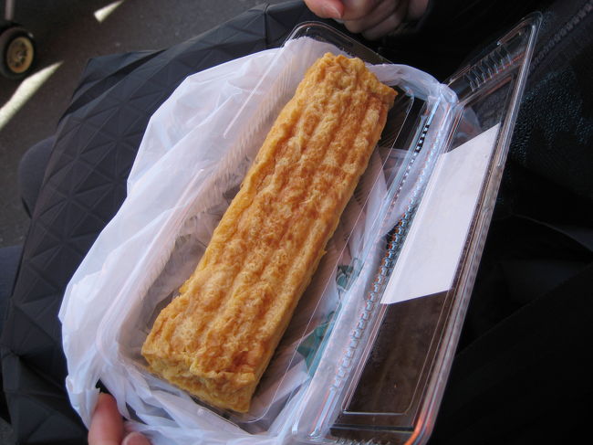 卵焼きを買いました。<br />近くの休憩所で早速頂きます☆<br />焼きたてじゃないのが残念だけど、<br />甘くてふわふわで美味しい〜♪