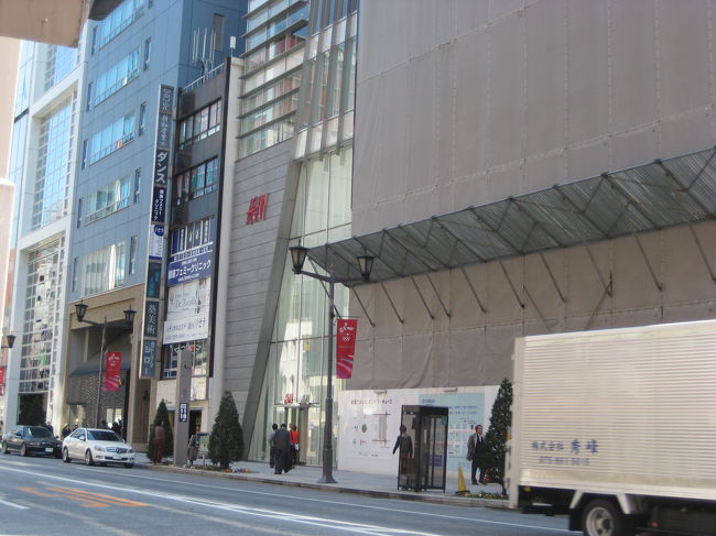 新橋での目的はＨ＆Ｍです。<br />商品がたくさんあって楽しい♪<br />デザインの豊富さと安さにびっくり。<br />選んで試着してってやっていたら<br />１時間半も経っちゃってました；