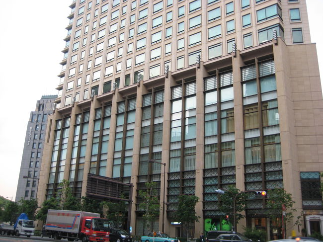 ドーナツを買ったら次はペニンシュラへ。<br />ペニンシュラ前から丸の内無料巡回バスに乗り、<br />東京駅へ向かいます。<br /><br />バスの時間まで少し余裕があるので<br />ペニンシュラブティックをのぞきました。