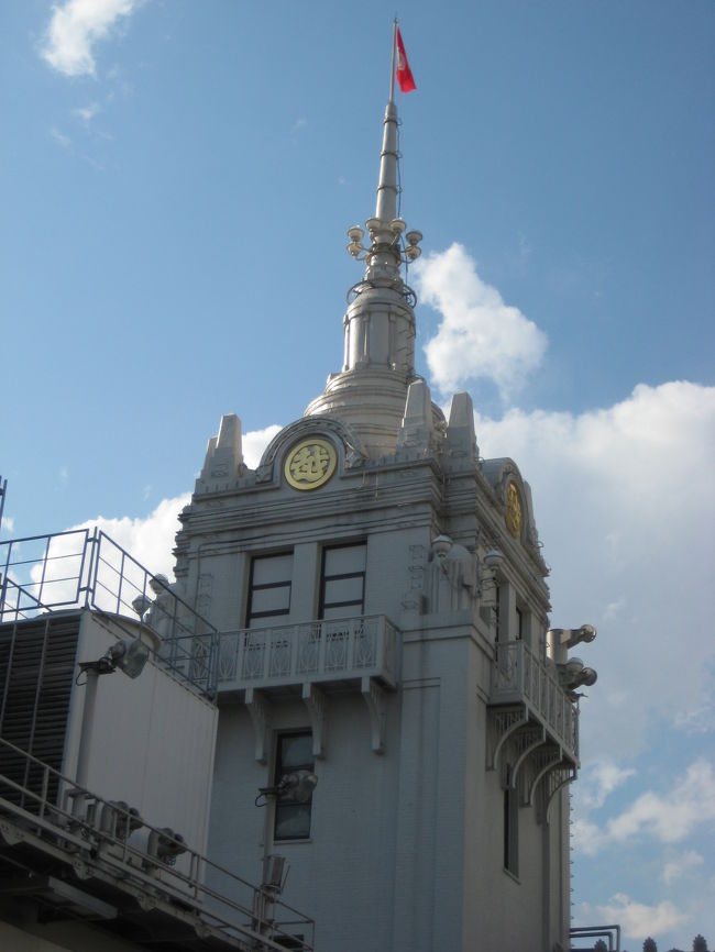 屋上に上ると近くに三越マークが。<br />歴史を感じさせる建物ですよね〜。