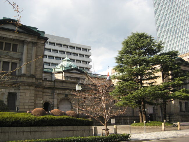 日本橋三越を後にし、歩いて東京駅まで向かいます。<br />