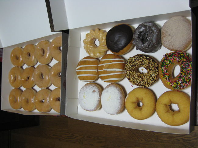 家に帰ってドーナツを開けました。<br />ダズン２箱( *´艸`) <br />チーズクリームのドーナツが意外と甘くなく<br />美味しかったです♪<br /><br />これで内容盛りだくさんだった旅行も終了！<br />東京は何度行っても楽しい♪♪<br />次に行けるのはいつかな〜