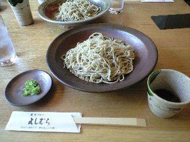 さて唐招提寺をあとにして、薬師寺へ・・・<br /><br />と思ったのですが実はもうお昼前でかなりお腹がすいてきたので唐招提寺と薬師寺の間にある感じのいいお蕎麦屋さんを発見！<br />実は唐招提寺に行く前からこのお蕎麦屋さんが気になって仕方が無かったのですが開店が11時からだったから先に唐招提寺へ行ったのです。<br />さてお店の中へ・・・<br />外観も素敵でしたが、中もこぎれいで、<br />まだ新しく開店して間もないようで開店祝いの胡蝶蘭が所狭しと飾ってありとても綺麗でした。<br />４人とも十割のざるそばを注文。