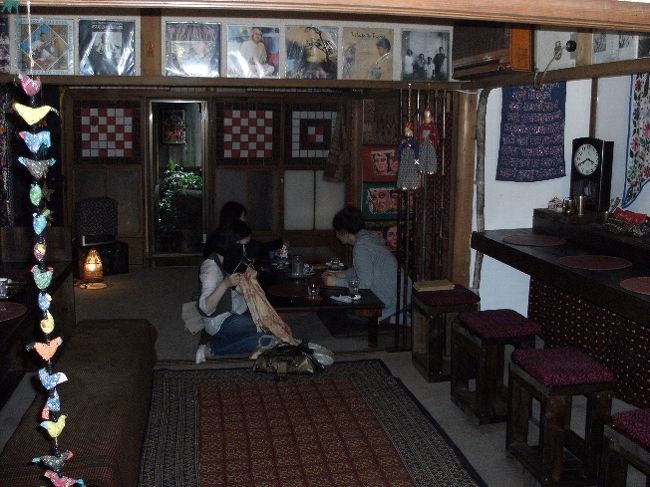 お店の中は、昭和を思わせるアンティークな雰囲気とアジアンテイストでなかなか素敵でした。