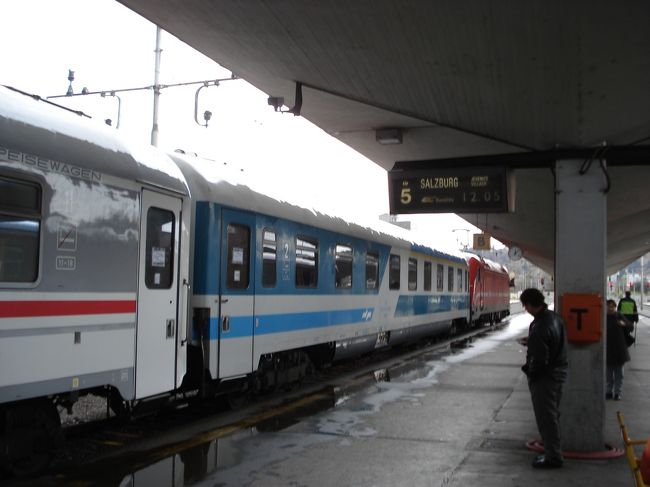 リュブリャナ駅に到着<br /><br />一気に気温が冷え込んで、冬を感じさせる。<br />1週間前にドブロヴニクに来たときは、まだ夏日だったんだけどね。。。
