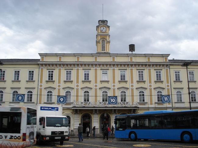 リュブリャナ駅の駅舎<br /><br />小奇麗でこじんまりとした、「地方」の駅みたいな感じ