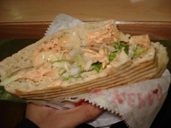 とりあえず駅前にあったケバブ屋で、ランチを食す