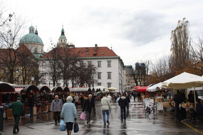 リュブリャナのマーケット、この辺でお土産を買いこむ（っというか、ここしか買うところがなかったかな・・・）<br /><br />後ろに大聖堂が見えます。
