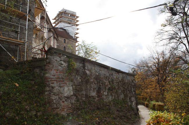 山の上にあるリュブリャナ城を目指す