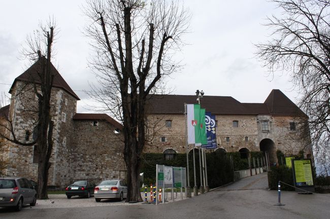 リュブリャナ城の入り口<br /><br />これもこじんまりとしたお城