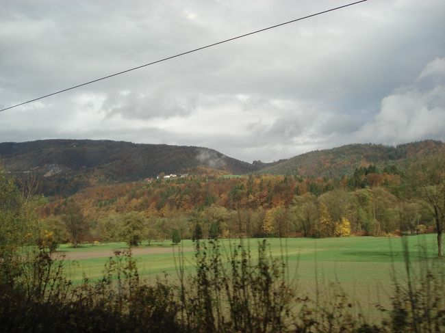 スロベニアに入ってからの風景<br /><br />クロアチアの広い平原に変って、山の中を縫って列車は走る。そして天候もあいにくの小雨に。