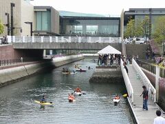 イベントとしてカヌー教室も行われていました。

後方に見える綺麗な建物は長崎県美術館。