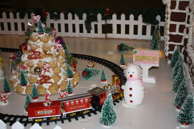 スノーマンの反対側には、こんな飾りも。<br />お菓子で出来てた。