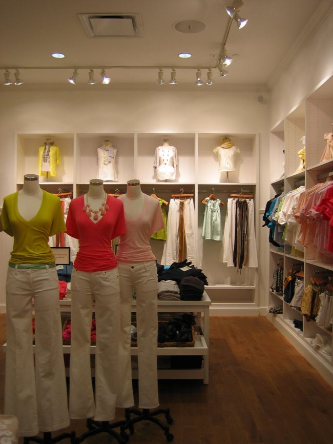 こちらは“Ｊ　ＣＲＥＷ”<br /><br />学生のころ何度か行ったことあったけど<br /><br />きちんとショッピングしたのは初めて！<br /><br />こんなにかわいかったっけ？？？？？<br /><br />ツボなお洋服が沢山！！