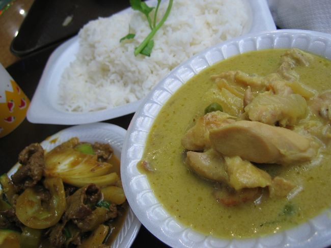 お昼はアラモアナ内のフードコートで<br /><br />タイ料理をセレクト。