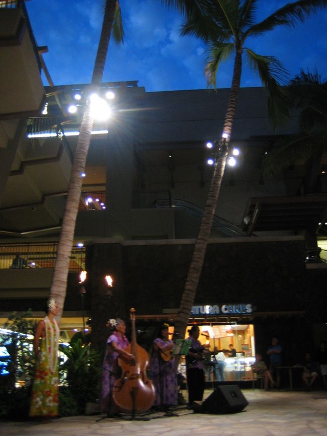 新しく出来た<br /><br />ロイヤルハワイアンショッピングセンターに<br /><br />行ったら<br /><br />フラのショーをやってました！