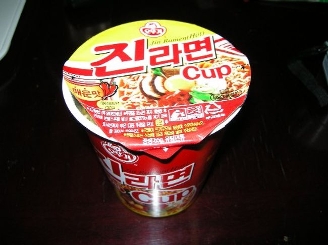 機内食食べたけど、お腹が空いたので周辺散策もかねて近くのコンビニへ。カップの辛ラーメン、これは美味しかった。