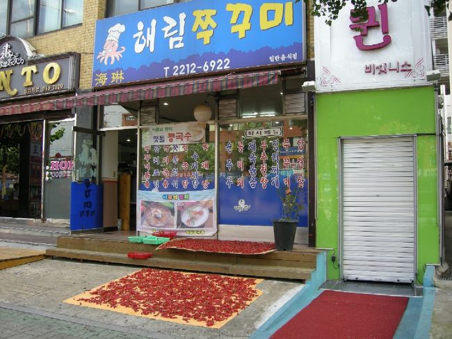 ２日目早起きをして早速外出。近くのお店の前に大量の唐辛子が干してありました。