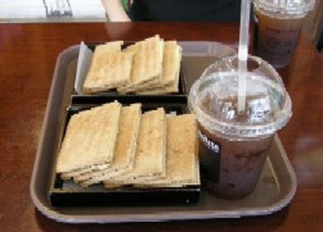 朝食はカヤトースト！撮影前にかじっちゃいました･･･失礼･･･薄いカリカリのパンにマーガリンとカヤというジャムの様なものが塗られサンド。シンガポール発祥の食べ物だそうです。私が選んだのはThin(薄い)で、分厚いタイプもありました。かなり甘いので、２人で１つで良いかもしれません。