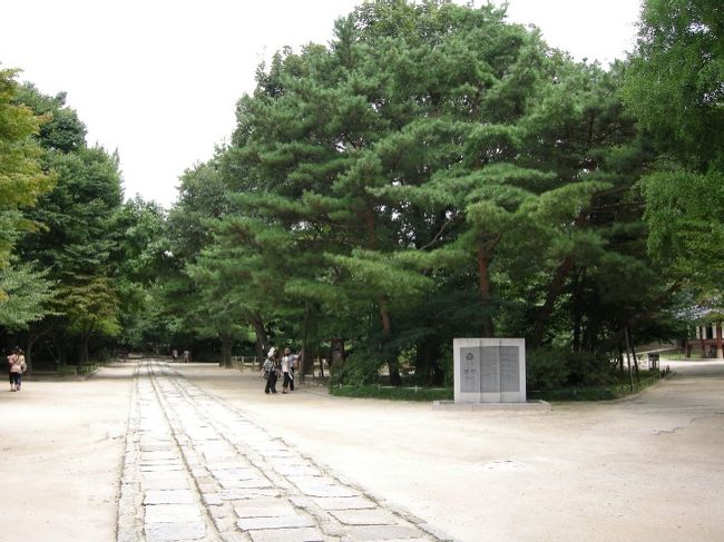 ソウルへ来たのは３回目なのですが、なぜか皆さんがまず観光で行くような所へは行っていなかったので、今回は行ってみることに。まずは『宗廟』へ。こちら世界文化遺産に登録されております。