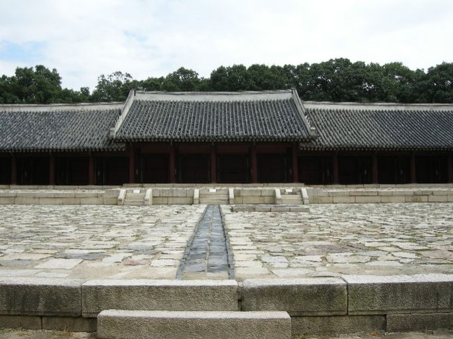 敷地内とーっても広いです。木がたくさんあって、木陰は涼しく夏の散歩には最適と思われます。<br />写真は永寧殿。