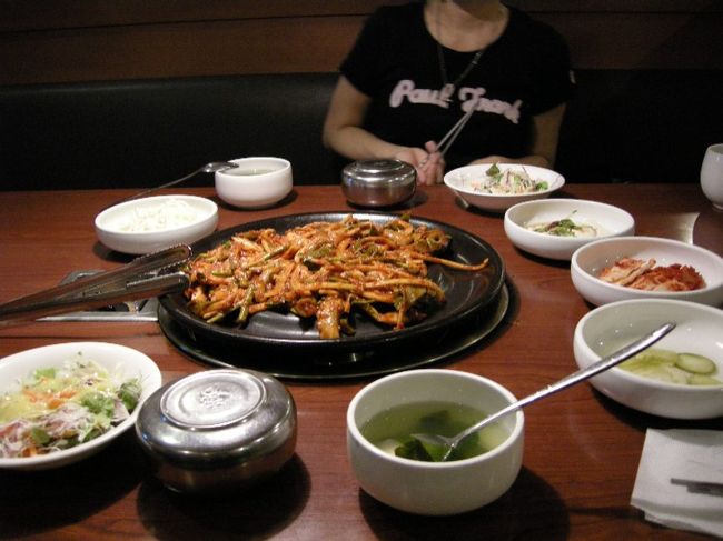 ナクチプルコギを２人前注文。ランチだったので１人前6000W(\600弱)くらいだったと思います。かなり辛いです。結構な量。おかずも４〜５種類くらいとご飯も。