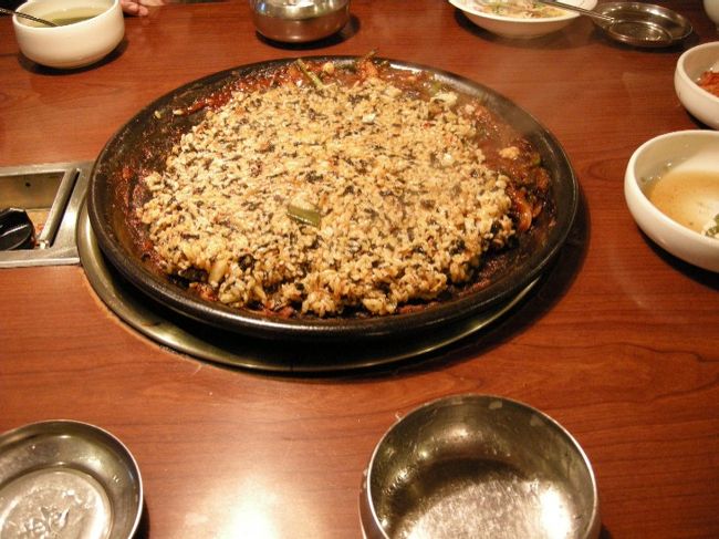 １／３くらい残して、ポックンパッ(炒めご飯)を作って〜と頼むと、お店の人がつくってくれました。海苔を投入！とてもとても美味しい☆☆☆<br />安いランチタイムがお勧め。辛いもの好きなら絶対行くべし！！