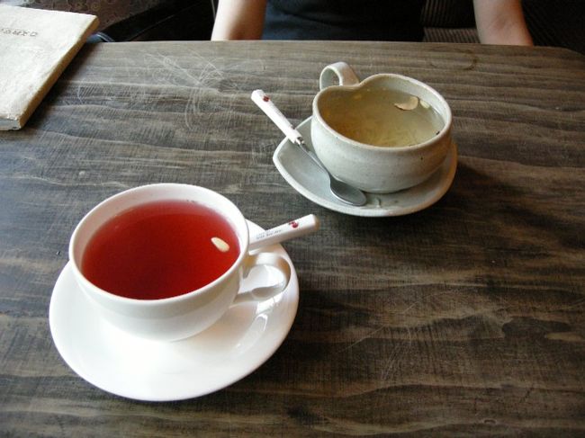 朝から歩きどおしでかなりの疲労･･･さらに辛いものを大量に食べたので消化に時間がかかりそう。というわけで、仁寺洞方面へ戻り伝統茶でまったりすることに。お店の名前は忘れてしまいました･･･赤い方が有名な五味子茶とてもすっぱい。黄色いのがりんご系のお茶とても甘い。