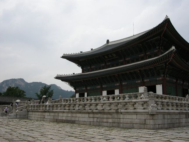 本日の最後の観光『景福宮』へ。こちらは人がたくさんいて、衣装をまとった門番さんが立っていたり、とても華やかな雰囲気でした。