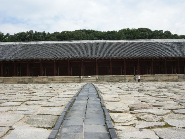 正殿です。こちらにある建物は凝った技法は用いていないそうで、装飾も必要不可欠なもののみ。単純で簡潔であることが建築物を荘厳なものにしているのだとか。