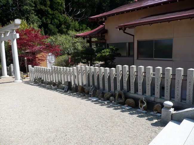 持ち寄られた、いわゆる、蛇石。<br /><br />賽銭を入れて頭をなでてきました。