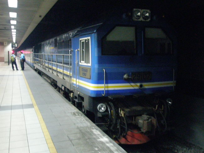 隣のホームです。