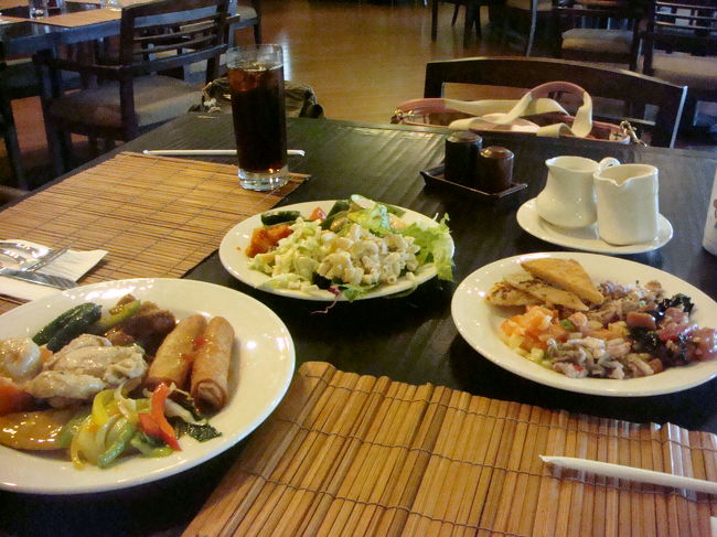 アウトリガーのランチビュフェ。<br />金曜日はチャモロフード。<br />ということで、早速地元料理が食べられる。<br />