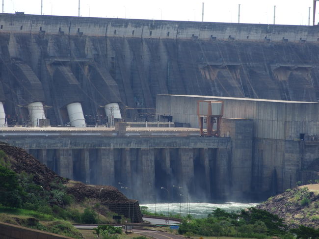 イタイプーダム。基本的にツアーでとまるのはダムを見渡せるここだけで、あとはずっとバスに乗ったまま見学することになります